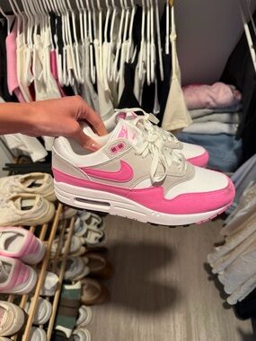 Women’s Nike shoes basically new pink and white #nike